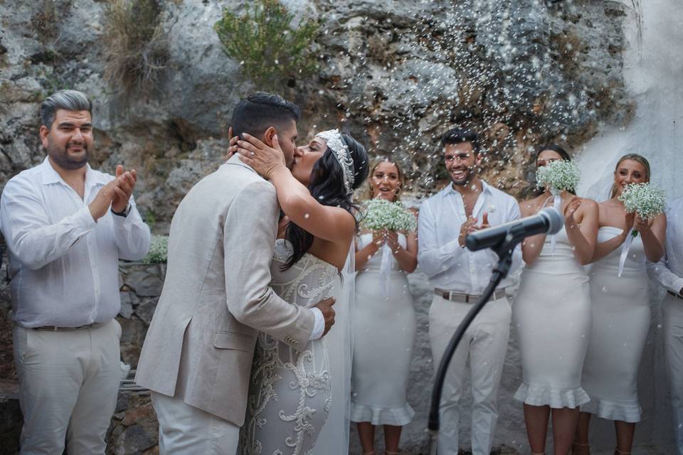 First kiss as a married couple