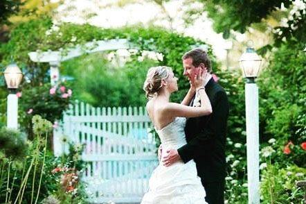 Couple kissing in the gardens