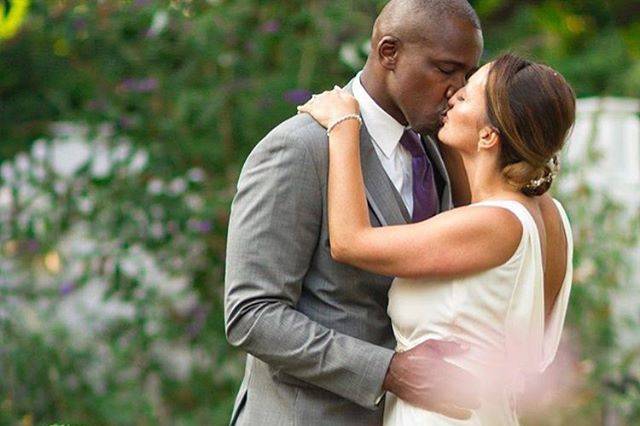 Couple kissing in the gardens