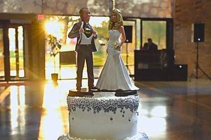 WEdding cake with figurines on top