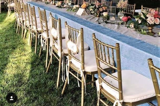 Blue crinkle linens and gold chiavari chairs