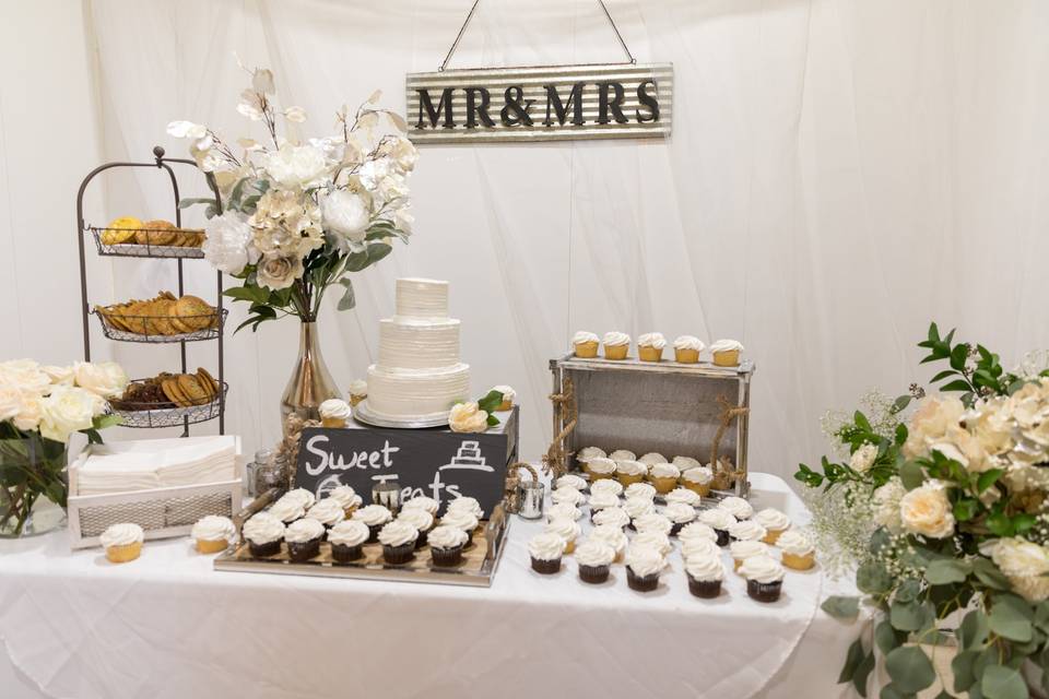 Desserts/Cake Table