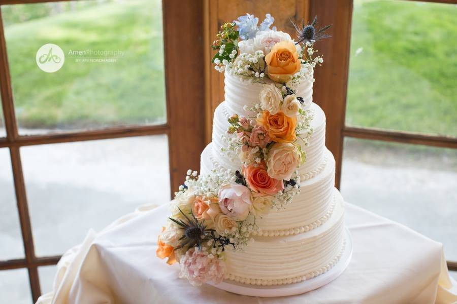 Floral: A Floral Affair
Venue: 1862 David Walley's Hot Springs and Resort
Photography: Amen Photography
Cake: Cake You Happy