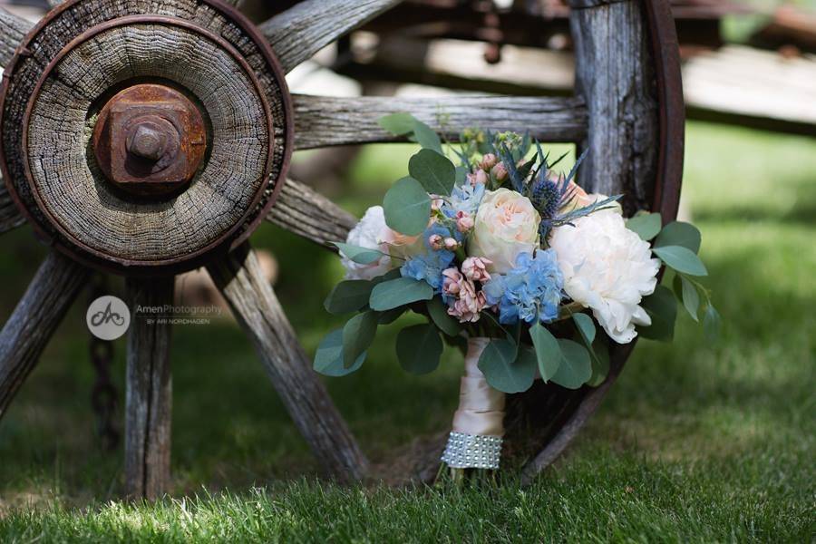 Floral: A Floral Affair
Venue: 1862 David Walley's Hot Springs and Resort
Photography: Amen Photography