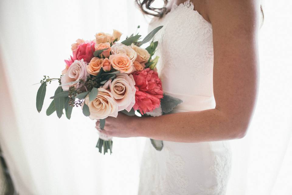 Bridal Bouquet
Mother of Pearl Roses, Peach Spray Roses, Coral Peonies, Eucalyptus
Floral by A Floral Affair
Photo by Camilla Hancock