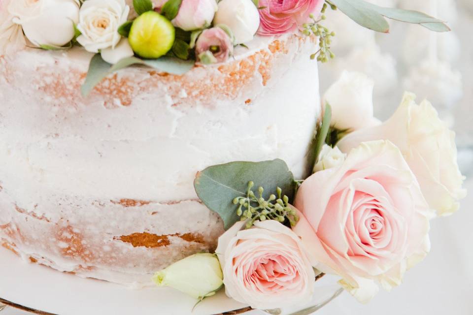 Cake
Roses, Dahlia, Seeded Eucalyptus, Spray Rose, Ranunculus
Floral by A Floral Affair
Photo by Harmony Hilderbrand
Cake by Cake on Sunday