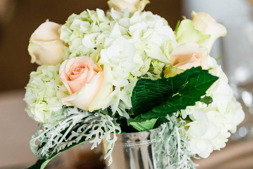 Julep Centerpiece
Hydrangea, Roses, Dusty Miller
Floral by A Floral Affair
Photo by Conzachi Photography