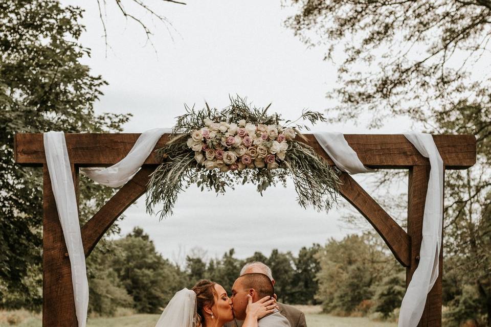 Kissing at the altar