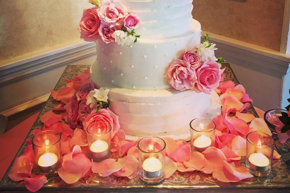 Candlelit wedding cake table