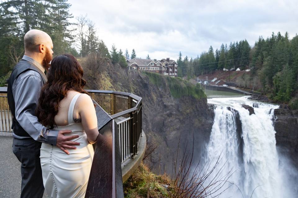 Micro wedding Snoqualmie Falls