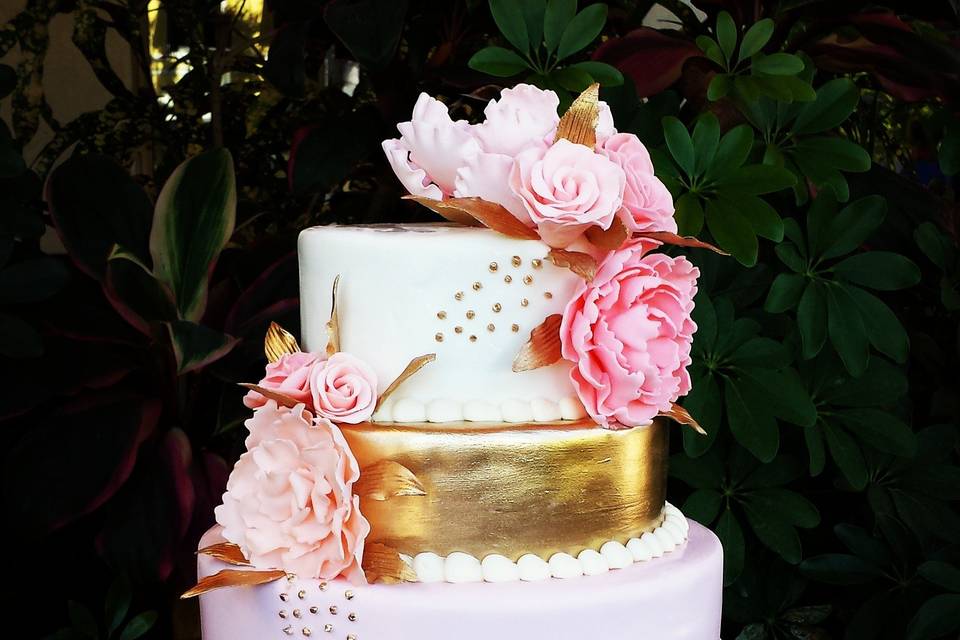 Cakes by Lynzie - Loved this wedding cake with gold leaf detail and  beautiful flowers from @boutiquebloomsdublin #weddingcake #weddingsireland  #wedding #goldleaf