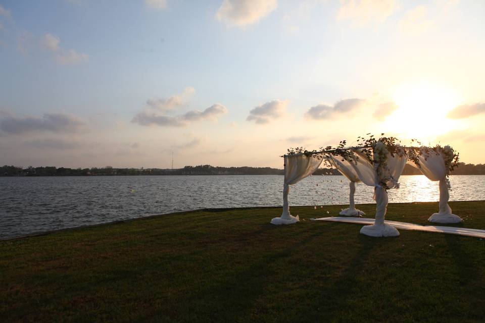 Lakeside wedding at the resort