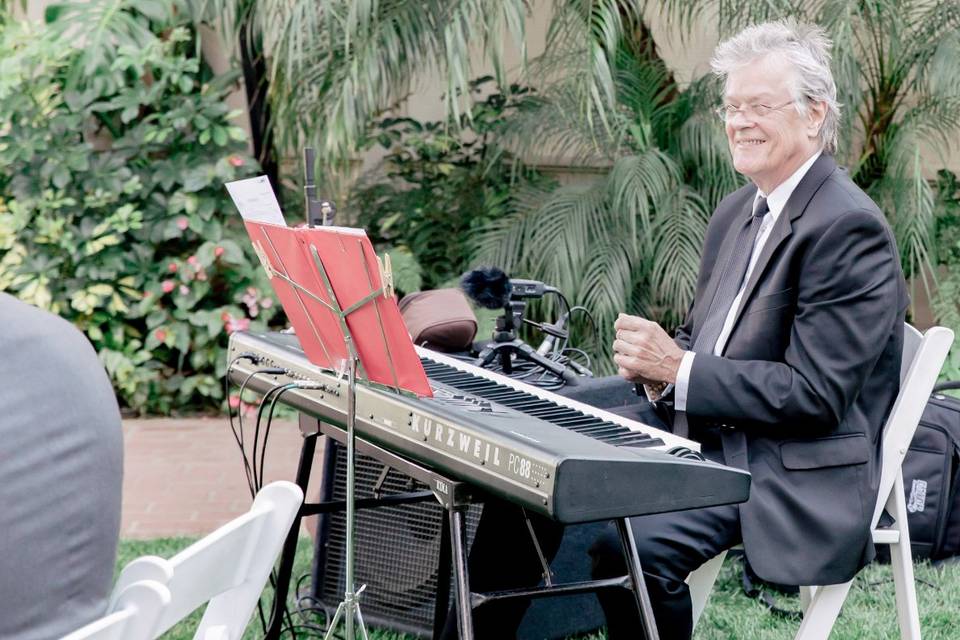 Andy Howe, keyboardist
