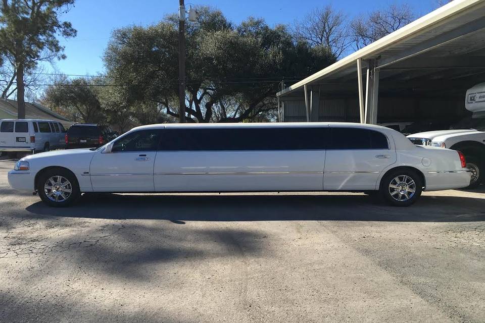 Lincoln Stretch Limo (White)