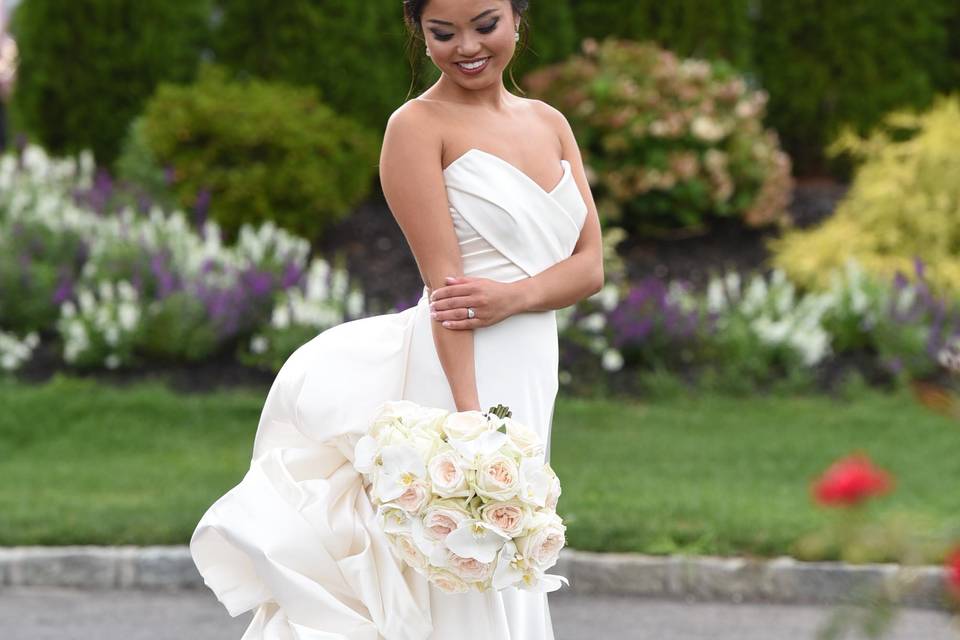 Beautiful bride in the garden