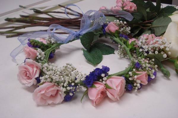 Spray rose, status, and baby's breath halo