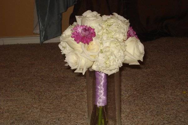 Rose, Hydrangea, and Daisy bride bouquet