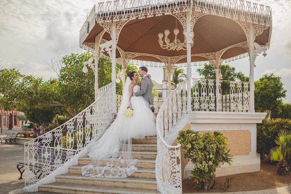 Newlyweds on the gazebo