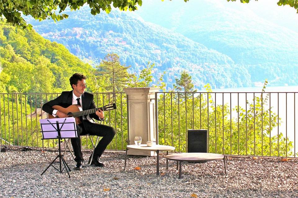 Acoustic guitarist performing during a wedding aperitif at Villa Lario, Pognana Lario, Lake Como