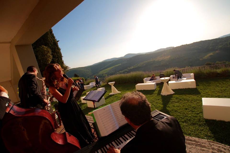 Swing band performing at a wedding cocktail, Villa Vistarenni, Siena