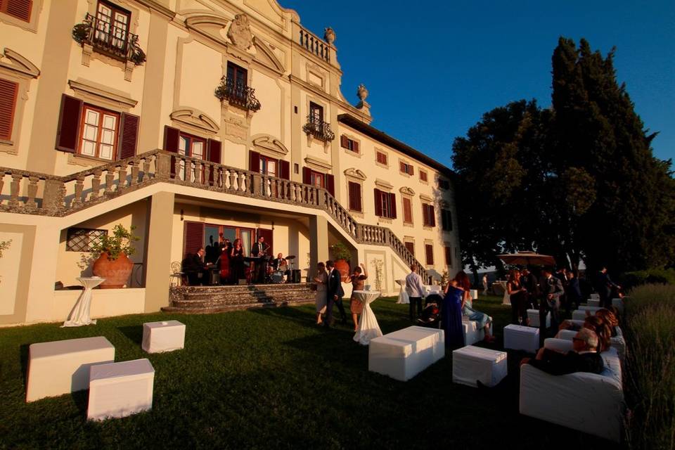 Swing band performing at a wedding cocktail, Villa Vistarenni, Siena