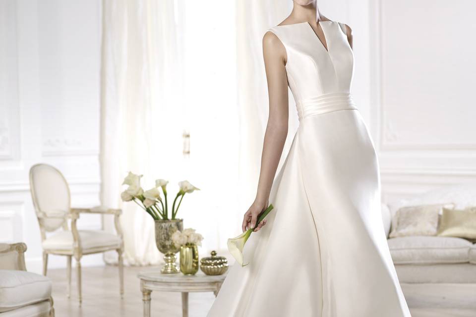 Onix by Pronovias. Complete with detachable train detail