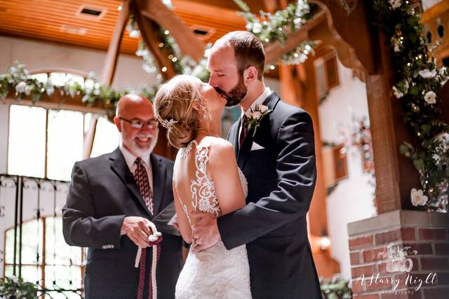 Couple-kissing-Frankenmuth