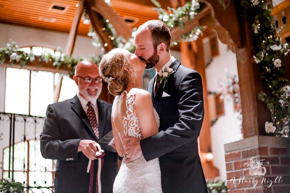 Couple-kissing-Frankenmuth