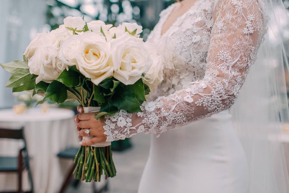 Holding the bouquet - Jessica Kobeissi Photography