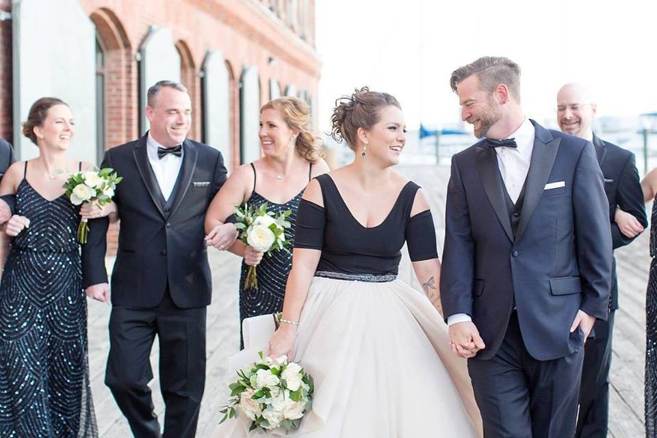 The couple with the bridesmaids and groomsmen