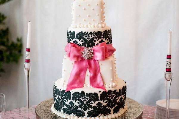 4 tier fondant cake with edible pearls damask pattern and fondant pink bow alternating suare and round