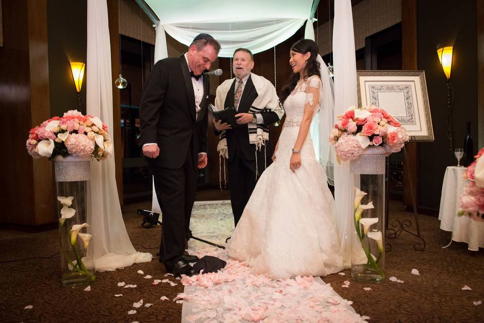 Breaking the glass at the end of the wedding