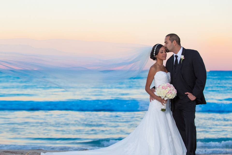 Kiss at the beach