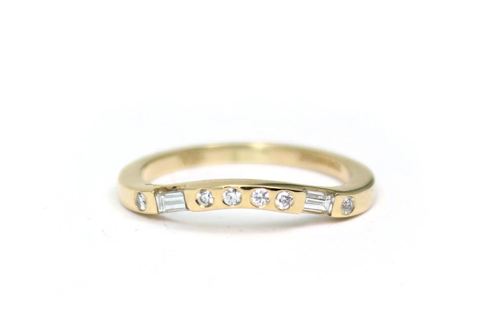 Curved diamond band