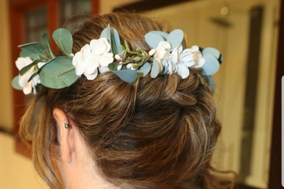 Side hairdo with flower crown