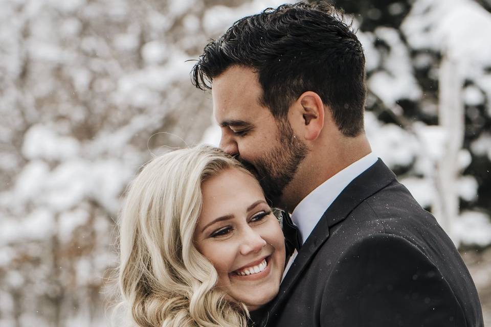 Bride and groom winter/snow