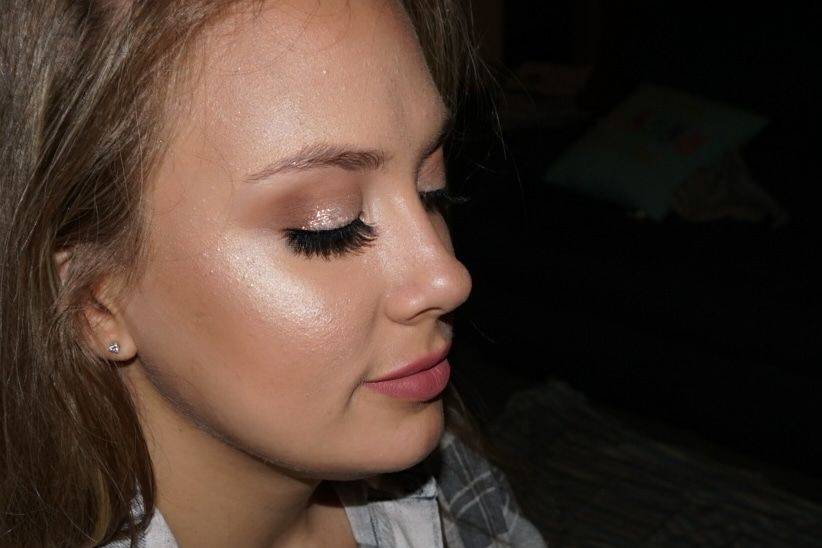 Neutral look with highlights