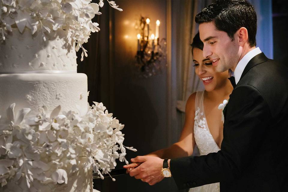 Cutting of the bride's cake