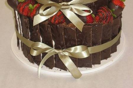 Chocolate slabs and strawberries wrapped in ribbon