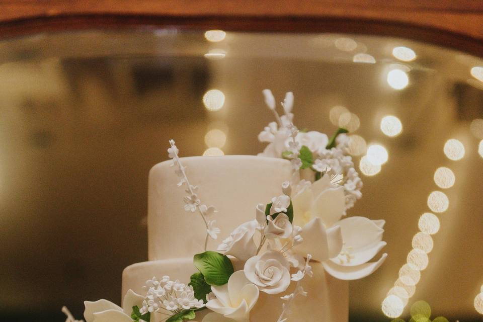 Sugar flower wedding cake