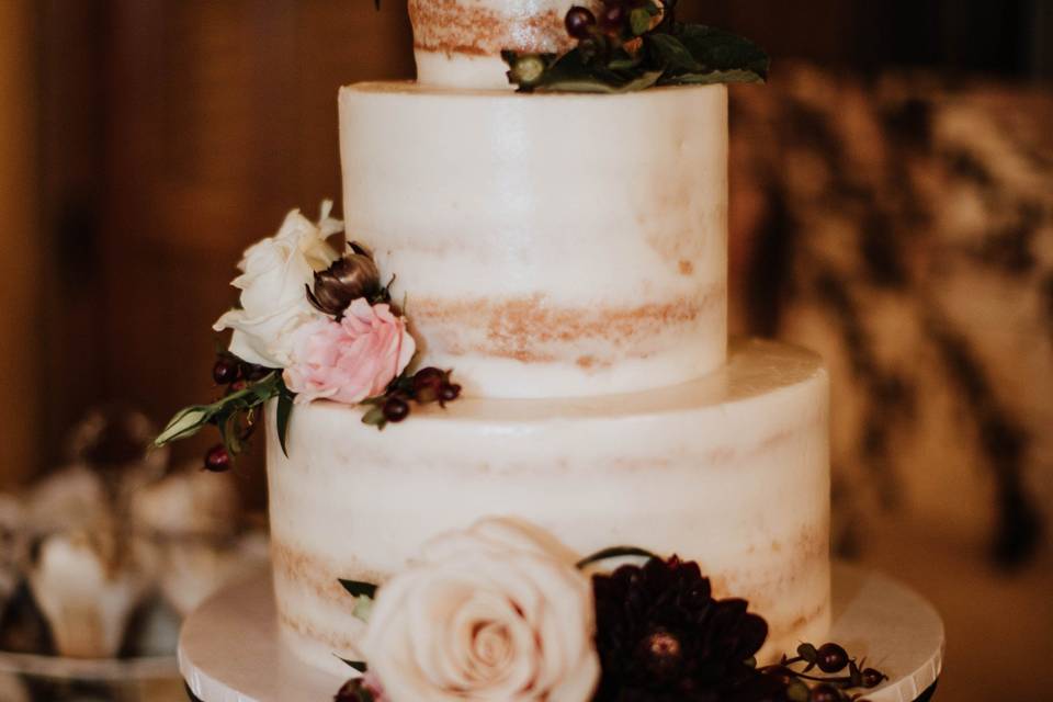 Simple cake with fresh flowers