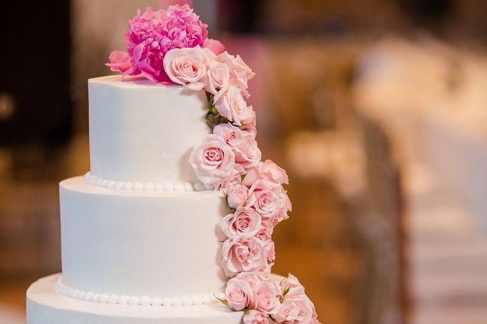 Simple cake with fresh flowers