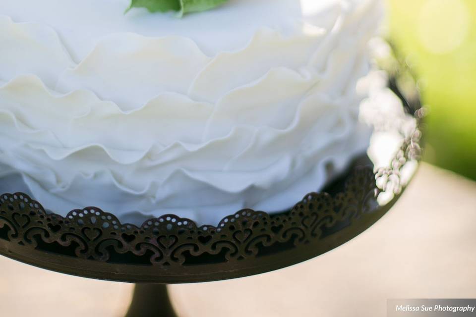 Cutting cake vintage flowers