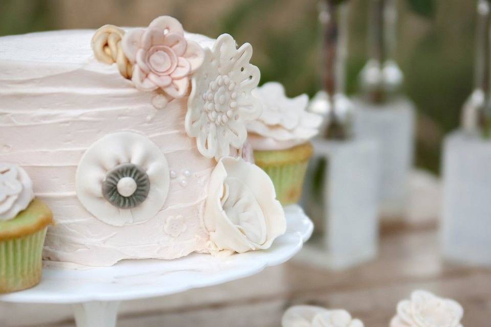 Cutting cake vintage flowers