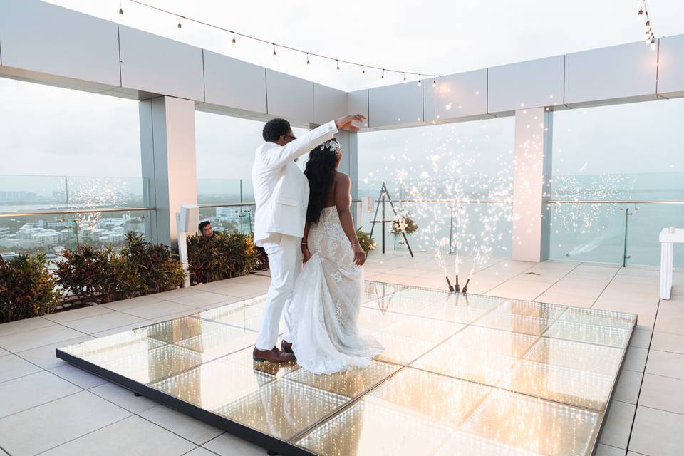 NewlyWeds First Dance