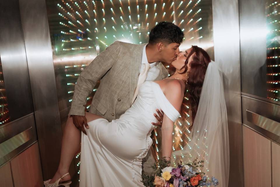 NewlyWeds - Hotel Lobby