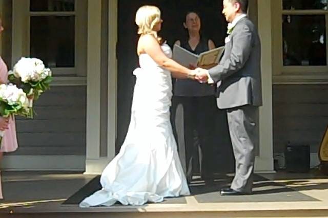 On Aug 16th, 2014, I was given the honor to officiate the lovely outdoor Wedding of Nikki Richter and Paul Santos of Vancouver, WA, at the beautiful, historic Marshall House at Fort Vancouver who were surrounded by all of their family and friends!