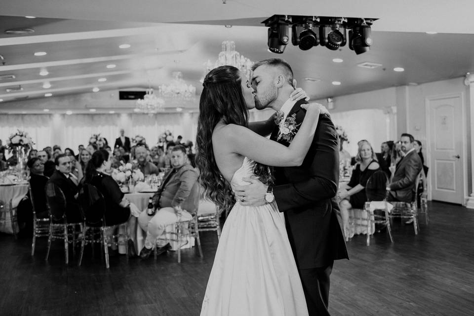 First dance kiss | Alison Creasy