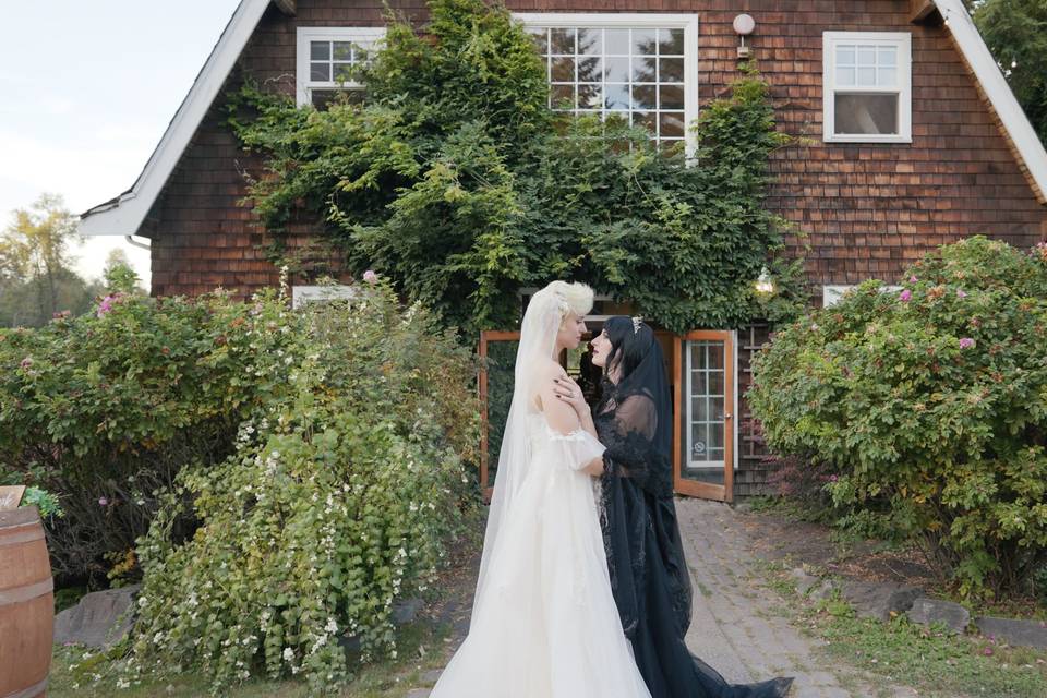 Smooches for the newlyweds
