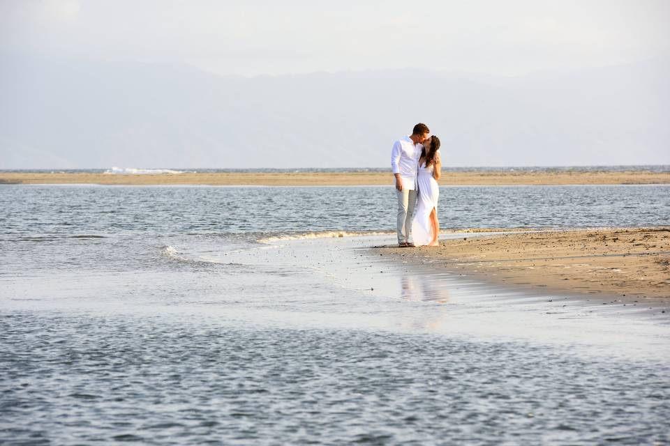 River and beach couple picture